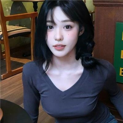 她在这里